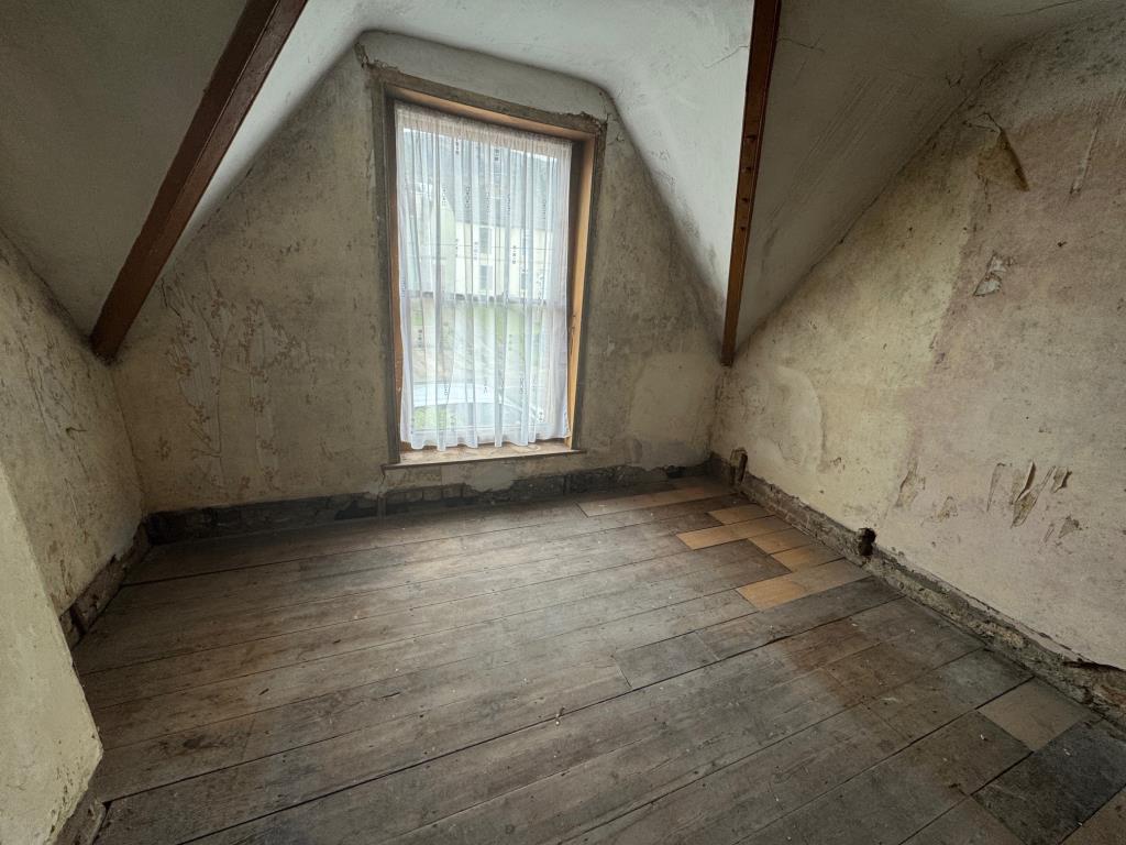 Lot: 163 - DETACHED THREE STOREY PROPERTY FOR TOTAL REFURBISHMENT - First floor room 1